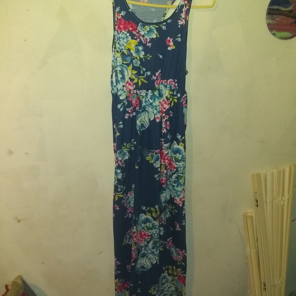 Dresses - Picture 2 of 9